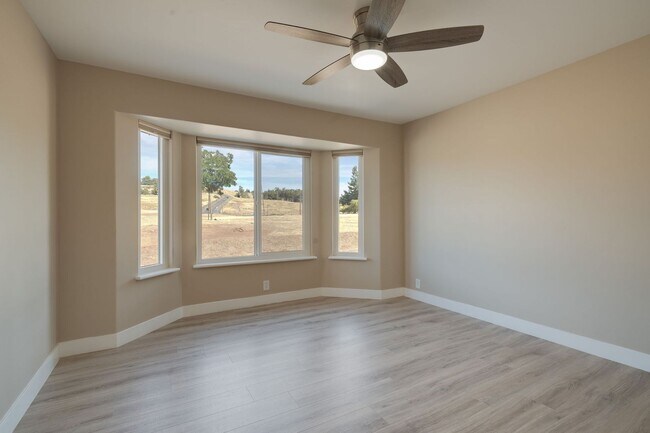 Building Photo - Spacious 3 Bed, 2 Bath Home with Acreage, ...