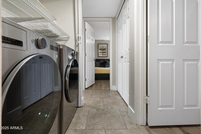 Building Photo - 8570 E Indian School Rd