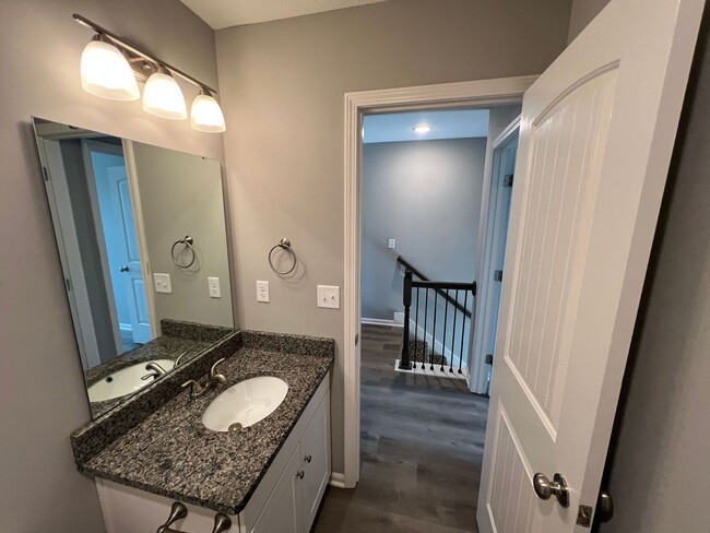 Building Photo - Beautiful 3/2.5 Duplex in Blue Springs!