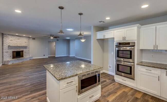 Building Photo - 2502 E Sahuaro Dr