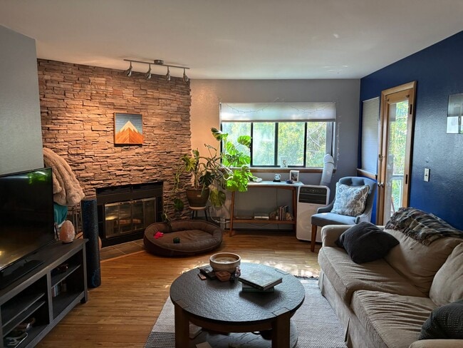 Building Photo - Bright and Sunny 2-Bedroom/2-Bathroom for ...