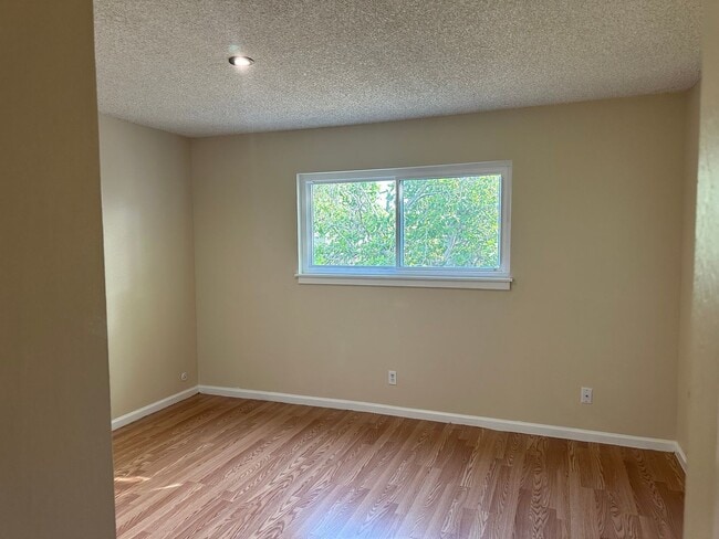 Building Photo - 4 Bdrm 2 Bath located in Elk Grove Unifed School District