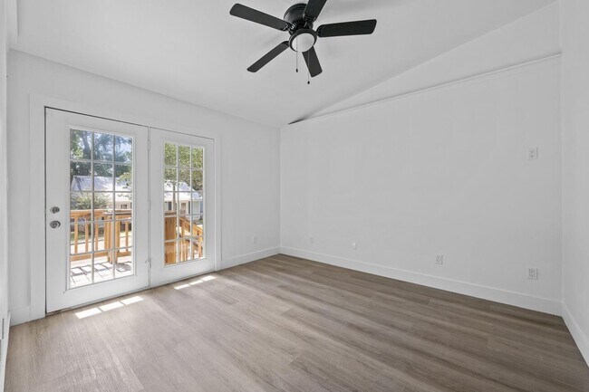 Building Photo - 2205 Magnolia Cir