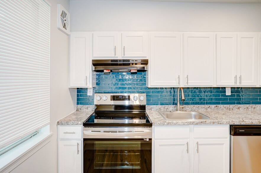 Kitchen-Renovated - Greens At Forest Park Apartments