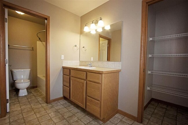 Building Photo - Beautiful 3 bedroom 2 1/2 bath home availa...