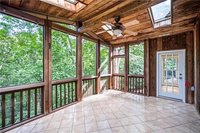 Building Photo - 5525 Hampstead Way