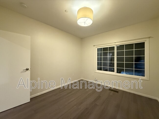 Building Photo - 562 29th St