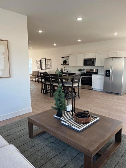 Building Photo - 929 N Blake Ave