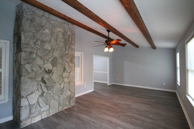 Building Photo - 806 Beech Dr