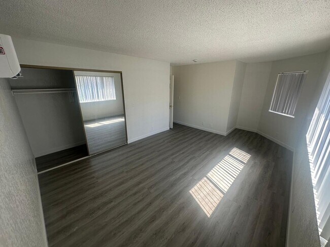 Building Photo - 100 S Crestline Dr