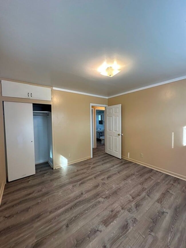 Building Photo - 2 Bedroom House