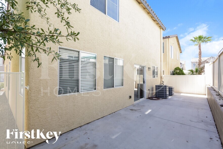 Building Photo - 5681 Woods Crossing St