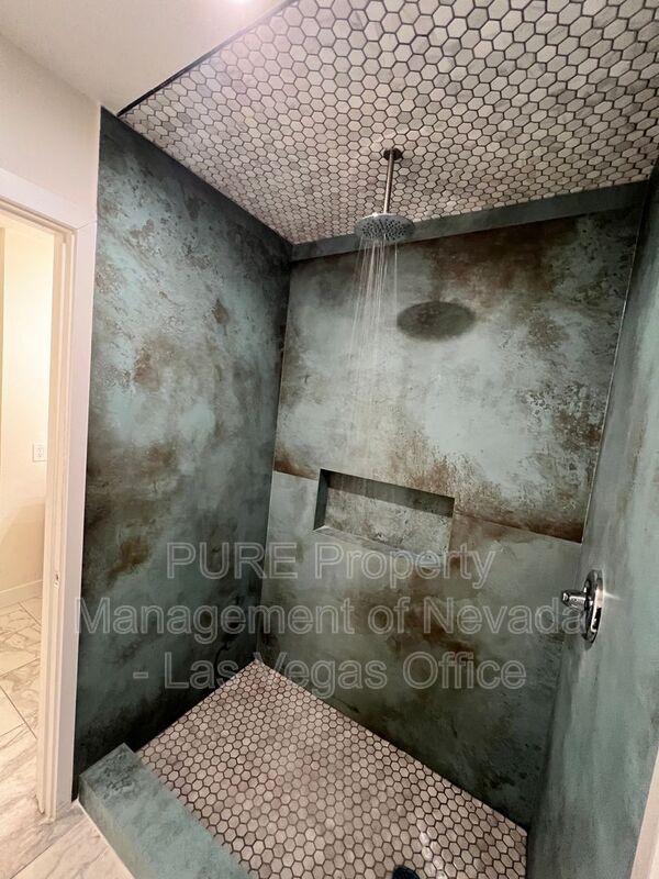 Building Photo - 1405 E Vegas Valley Dr