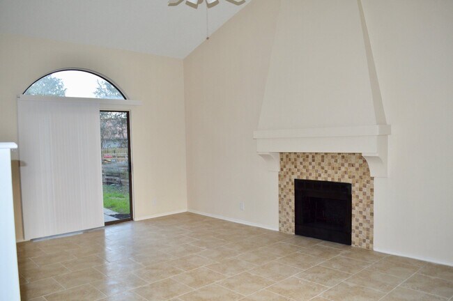 Building Photo - Beautifully updated move-in ready 3/2.5