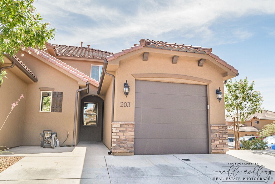 Building Photo - 325 N Red Stone Rd