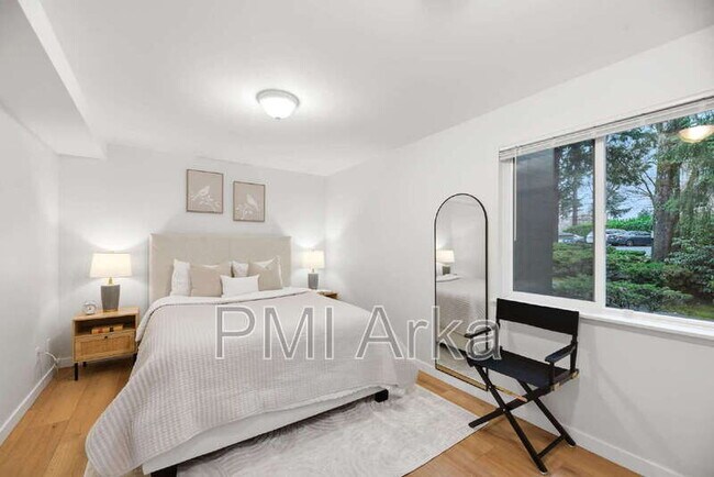 Building Photo - 12107 NE Bel Red Rd