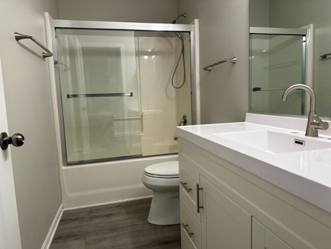 Building Photo - Newly renovated perfect 2 bedrom 2 bath to...