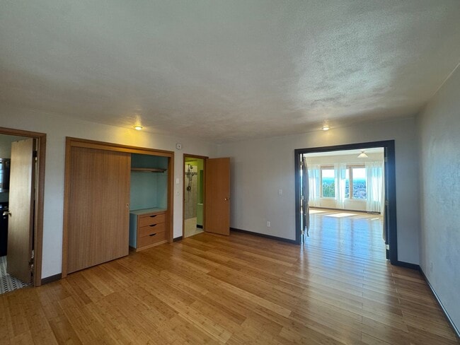 Building Photo - Move in special-HALF off first month's rent!