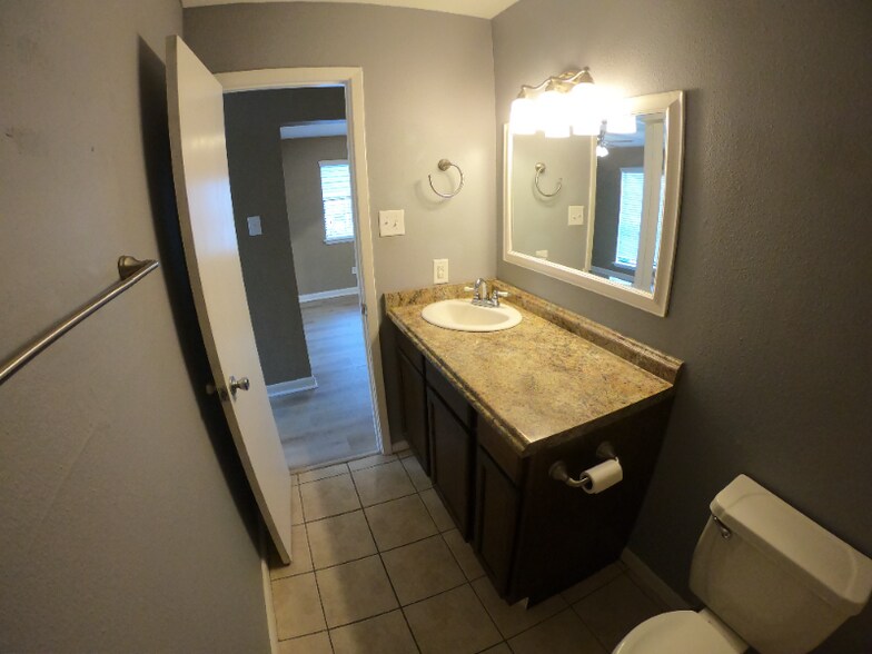 Building Photo - 404 Manuel Dr