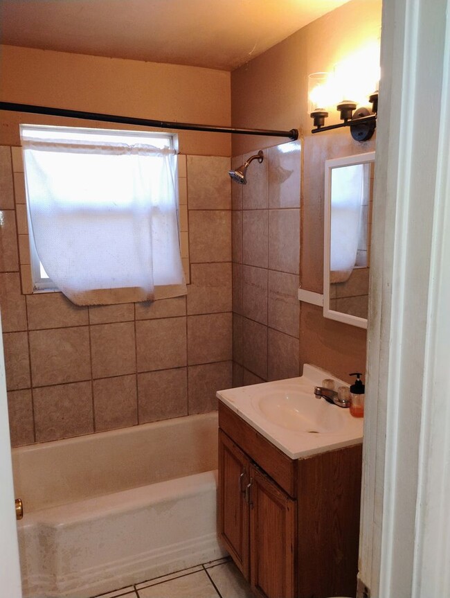 Building Photo - 2 bed 1 bath