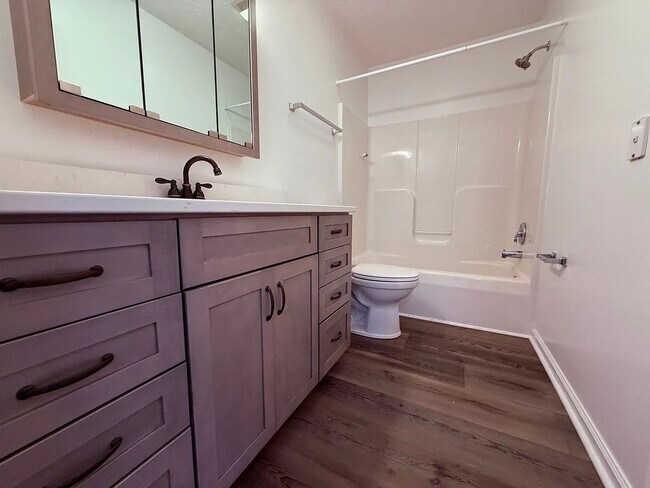 Building Photo - Gorgeous 3 Bedroom, 3 Bath Pet Friendly