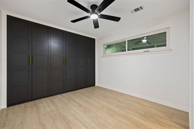 Building Photo - 909 Silber Rd