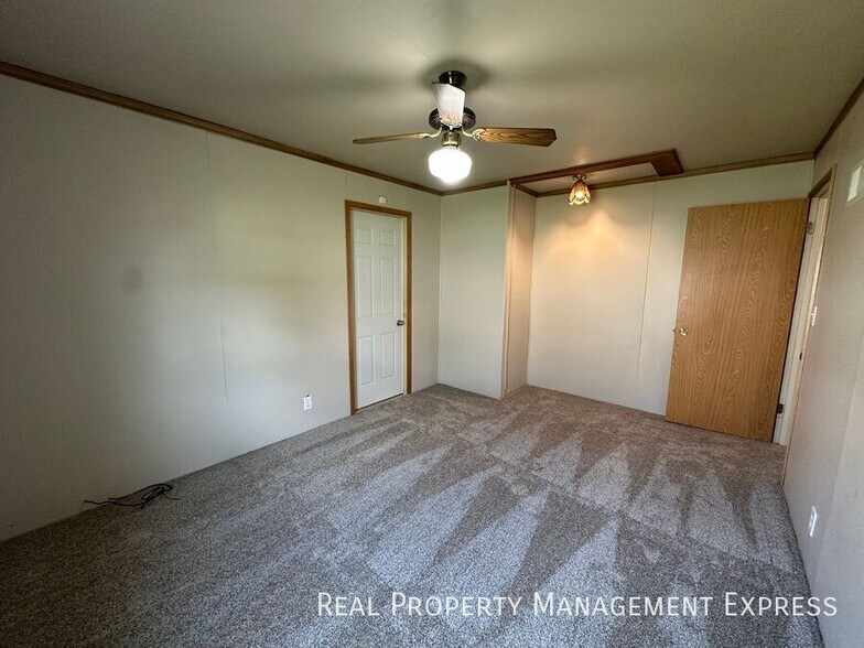 Building Photo - Cozy 4 Bedroom 3 Bathroom Home