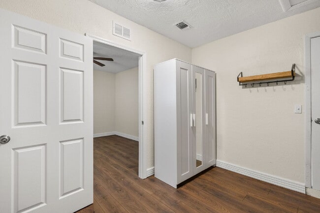 Building Photo - "Charming 3-Bed, 2-Bath Gem in St. Petersburg – 1200 Sq Ft of Cozy Living!"