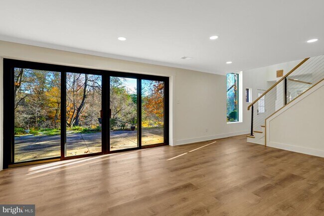 Building Photo - 6120 Beachway Dr