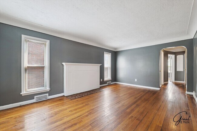 Building Photo - $1250 3 bedroom bungalow