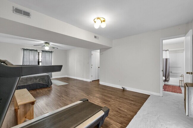 Building Photo - 6530 Thamesmead Ln