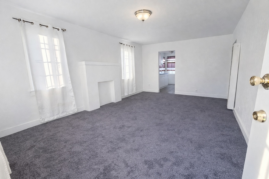 Building Photo - 1007 W 74th St