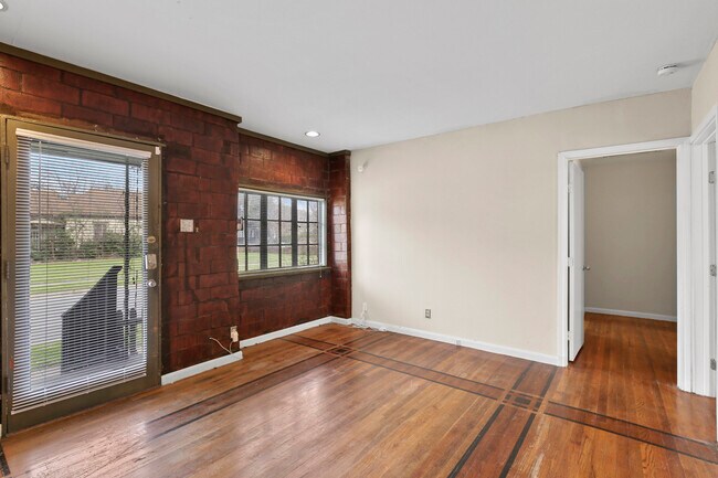 Building Photo - 405 N Praire
