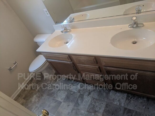 Building Photo - 3717 Signet Dr