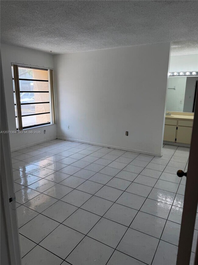 Building Photo - 9015 SW 125th Ave