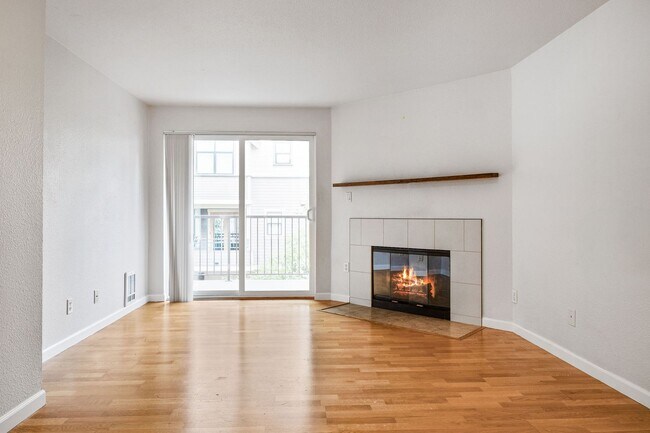 Building Photo - Location, Location!! 2-bedroom Condo in Ma...