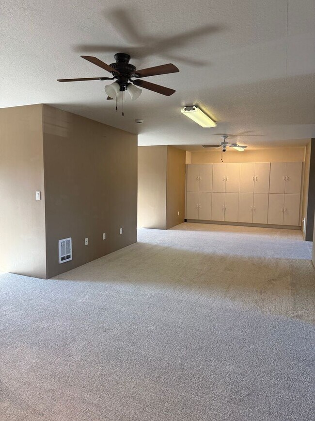 Building Photo - Spacious Redmond Estate on 14 Acres – 4,300+ Sq Ft, Pastures, 4-Car Garage