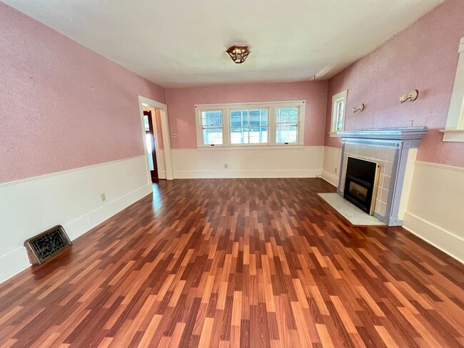 Building Photo - 3 bed 3 bath available!