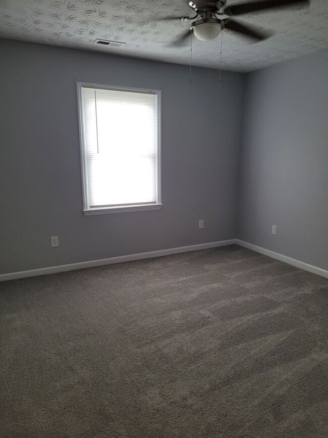 Building Photo - 2 Bedroom, 1 bath apartment - Downstairs Unit