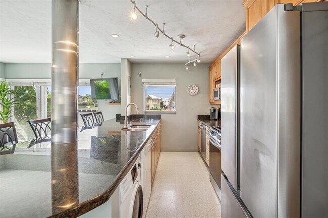 Building Photo - 561 Bayshore Dr