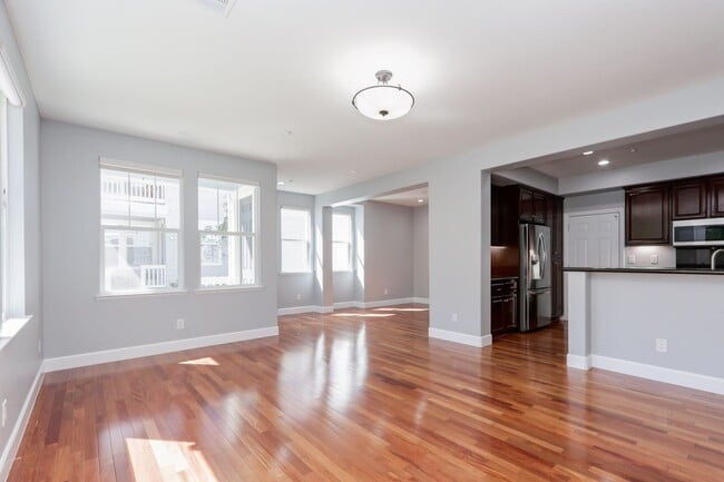 Building Photo - 3 Bed / 2.5 Bath beautiful end unit townhome with tons of upgrades. YouTube Tour!!