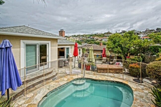 Building Photo - BEAUTIFULLY REMODELED, BRIGHT & AIRY HILLS...