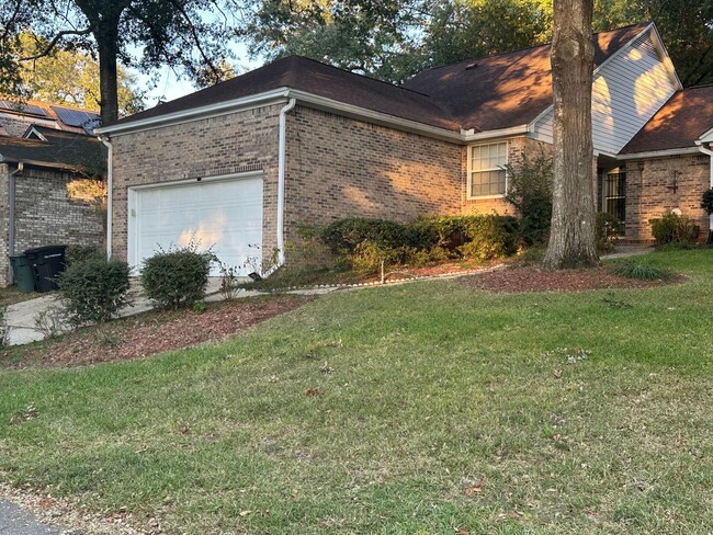 Building Photo - Beautiful 3/2 in Golf Course Community