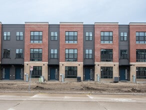 Building Photo - 382 Summit Cir