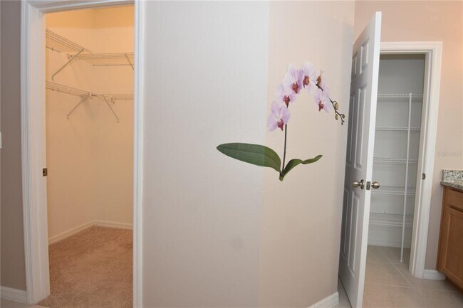 Building Photo - 2 Rae Pl