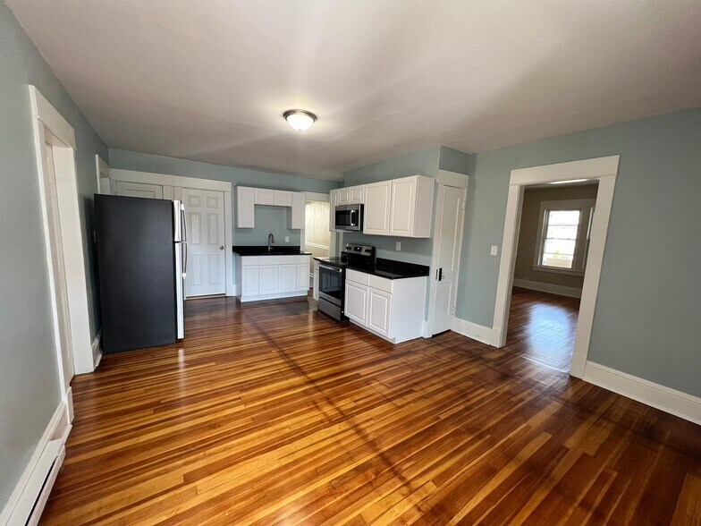 Building Photo - 988 Chicopee St