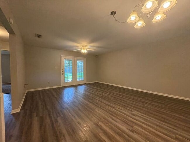 Building Photo - Available Now! 3 bedroom charming duplex!