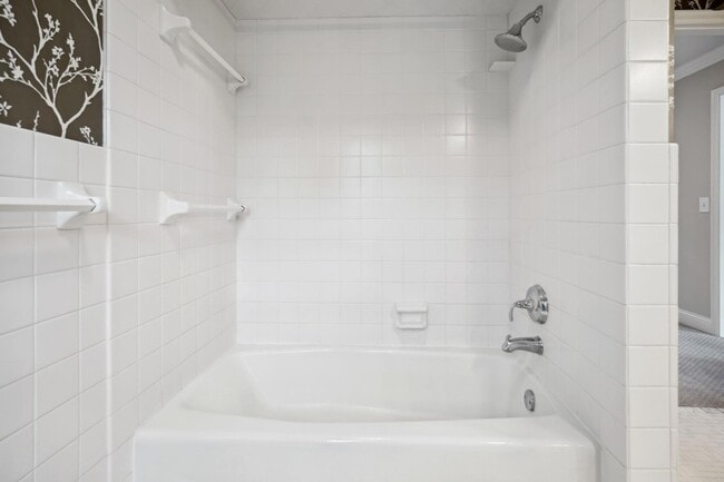 Building Photo - 5721 Londonderry Rd