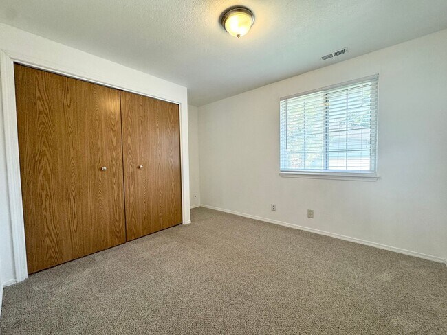 Building Photo - 2bd/1b Apartment, Boise Bench-Close to Eve...