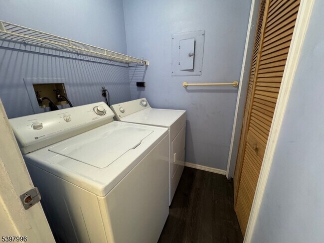 Building Photo - 410 Spruce Hills Dr